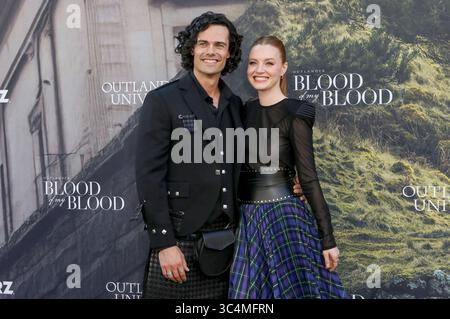 Jamie Roy und Harriet Slater BEI der Premiere der Starz Serie Outlander : Blood of My Blood im DGA Theater. Los Angeles, 28.07.2025 *** Jamie Roy et Harriet Slater à la première de la série Starz Outlander Blood of My Blood au DGA Theater Los Angeles, 28 07 2025 Foto :XC.xVanxWagonerx/xFuturexImagex Outlander 5796 Banque D'Images