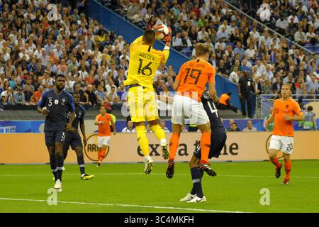9 septembre 2018 - Saint Denis, Seine Saint Denis, France - le gardien de but de l'équipe de France ALFONSE AREOLA en action lors du match de l'UEFA Nations League entre la France et les pays-Bas au stade de France à St Denis - France..la France a gagné 2-1 (crédit image : © Pierre Stevenin/ZUMA Wire) Banque D'Images