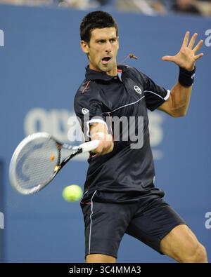 10 septembre 2011 - Queens, New York, États-Unis d'Amérique - FLUSHING, NY - SEPTEMBRE 01 : Novak Djokovic de Serbie retourne un tir contre Carlos Berlocq d'Argentine lors du quatrième jour de l'US Open 2011 au Centre National de Tennis Billie Jean King de l'USTA le 1er septembre 2011 dans le quartier Flushing du Queens borough de New York... personnes : Novak Djokovic. (Crédit image : © SMG via ZUMA Wire) Banque D'Images
