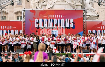LONDRES, ANGLETERRE - JUILLET 29 : Chloe Kelly d'Angleterre célèbre sur scène lors du défilé de la victoire de l'équipe féminine d'Angleterre le 29 juillet 2025 à Londres, Angleterre. L'Angleterre a battu l'Espagne lors de la finale DE L'UEFA Women's EURO 2025 pour conserver le trophée le 27 juillet.(photo de Lounis Tiar) crédit : lounisPhotography/Alamy Live News Banque D'Images