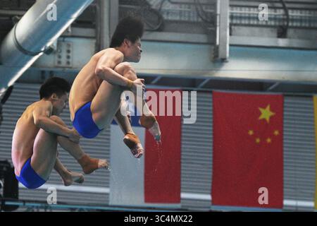 Singapour. 29 juillet 2025. Cheng Zilong/Zhu Zifeng, de Chine, concourent lors de la finale masculine de plongée en plate-forme synchronisée au 10m aux Championnats du monde de natation à Singapour, le 29 juillet 2025. Credit : puis Chih Wey/Xinhua/Alamy Live News Banque D'Images