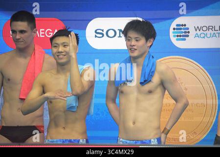Singapour. 29 juillet 2025. Cheng Zilong (C)/Zhu Zifeng (R), de Chine, posent après la finale de plongée synchronisée au 10m des championnats du monde de natation à Singapour, le 29 juillet 2025. Credit : puis Chih Wey/Xinhua/Alamy Live News Banque D'Images