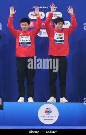 Singapour. 29 juillet 2025. Les médaillés d'or Cheng Zilong (G)/Zhu Zifeng, de Chine, posent lors de la cérémonie de remise des prix pour la finale masculine de plongée en plate-forme synchronisée de 10 m aux Championnats du monde de natation à Singapour, le 29 juillet 2025. Credit : puis Chih Wey/Xinhua/Alamy Live News Banque D'Images