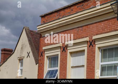 Vieux bâtiments sur Corve Street à Ludlow qui ont été structurellement renforcés avec des attaches murales Banque D'Images
