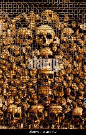 Crâne derrière le treillis métallique dans une chapelle sombre comme un symbole de transitoires et Memento mori - la fascination du macabre - ossy San Bernardino alle Ossa, M Banque D'Images