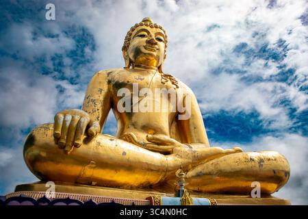 Bouddha doré situé à Phra Buddha Nawalan tue dans le Triangle d'Or à Chiang Rai, Thaïlande, Asie Banque D'Images