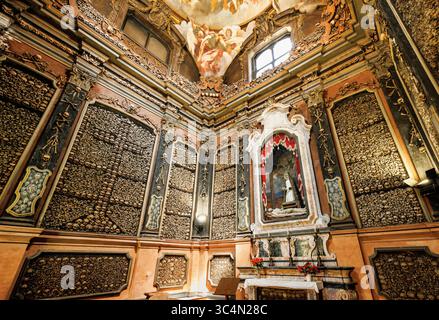 Crânes et os comme symbole de Vanitas et point de repère dans la chapelle Ossause San Bernardino alle Ossa - Santo Stefano, Milan, Italie 2025-07-03 Banque D'Images