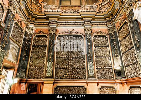 Crânes et os comme symbole de Vanitas et point de repère dans la chapelle Ossause San Bernardino alle Ossa - Santo Stefano, Milan, Italie 2025-07-03 Banque D'Images