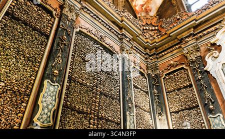 Crânes et os comme symbole de Vanitas et point de repère dans la chapelle Ossause San Bernardino alle Ossa - Santo Stefano, Milan, Italie 2025-07-03 Banque D'Images