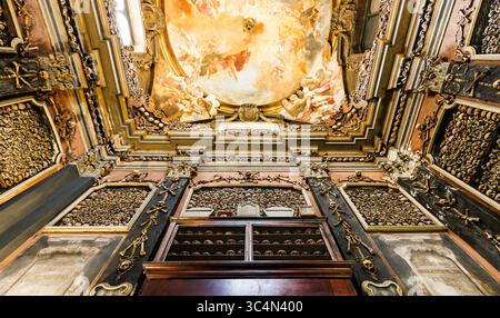 Crânes et os comme symbole de Vanitas et point de repère dans la chapelle Ossause San Bernardino alle Ossa - Santo Stefano, Milan, Italie 2025-07-03 Banque D'Images