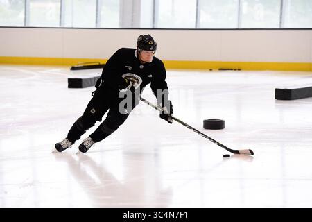 11 septembre 2018 : le défenseur des Boston Bruins Torey Krug (47 ans) patine pendant le camp d'entraînement des Boston Bruins au Warrior Ice Arena à Brighton Mass. Eric Canha/CSM(image de crédit : &copy ; Eric Canha/CSM via ZUMA Wire) Banque D'Images