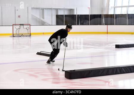 11 septembre 2018 : le défenseur des Boston Bruins Torey Krug (47 ans) patine pendant le camp d'entraînement des Boston Bruins au Warrior Ice Arena à Brighton Mass. Eric Canha/CSM(image de crédit : &copy ; Eric Canha/CSM via ZUMA Wire) Banque D'Images