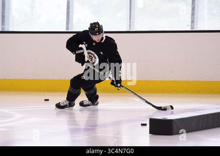11 septembre 2018 : le défenseur des Boston Bruins Torey Krug (47 ans) patine pendant le camp d'entraînement des Boston Bruins au Warrior Ice Arena à Brighton Mass. Eric Canha/CSM(image de crédit : &copy ; Eric Canha/CSM via ZUMA Wire) Banque D'Images