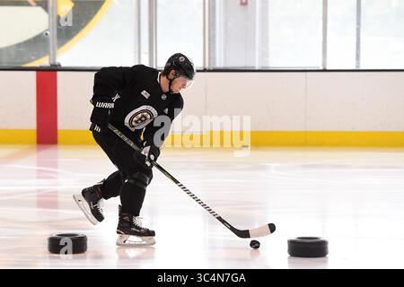 11 septembre 2018 : le défenseur des Boston Bruins Torey Krug (47 ans) patine pendant le camp d'entraînement des Boston Bruins au Warrior Ice Arena à Brighton Mass. Eric Canha/CSM(image de crédit : &copy ; Eric Canha/CSM via ZUMA Wire) Banque D'Images
