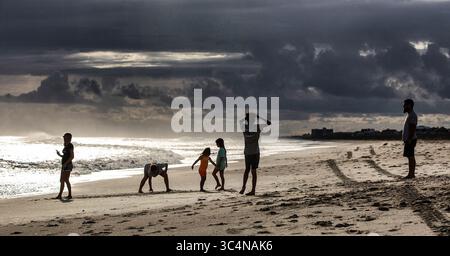 12 septembre 2018 - Atlantic Beach, NC, États-Unis - les amateurs de plage admirent le paysage d'Atlantic Beach, en Caroline du Nord, alors que l'ouragan Florence menace les Carolines le mercredi 12 septembre 2018. (Crédit image : © Travis long/Raleigh News & observer/TNS via ZUMA Wire) Banque D'Images