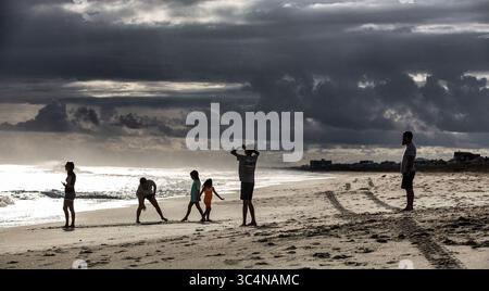 12 septembre 2018 - Atlantic Beach, NC, États-Unis - les amateurs de plage admirent le paysage sur Oak Island alors que l'ouragan Florence menace les Carolines le mercredi 12 septembre 2018. (Crédit image : © Travis long/Raleigh News & observer/TNS via ZUMA Wire) Banque D'Images