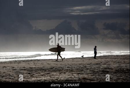 12 septembre 2018 - Atlantic Beach, NC, États-Unis - les amateurs de plage admirent le paysage d'Atlantic Beach, en Caroline du Nord, alors que l'ouragan Florence menace les Carolines le mercredi 12 septembre 2018. (Crédit image : © Travis long/Raleigh News & observer/TNS via ZUMA Wire) Banque D'Images