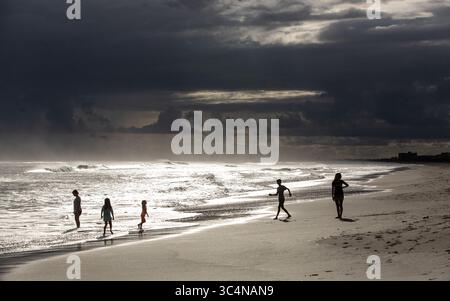 12 septembre 2018 - Atlantic Beach, NC, États-Unis - les amateurs de plage admirent le paysage d'Atlantic Beach, en Caroline du Nord, alors que l'ouragan Florence menace les Carolines le mercredi 12 septembre 2018. (Crédit image : © Travis long/Raleigh News & observer/TNS via ZUMA Wire) Banque D'Images