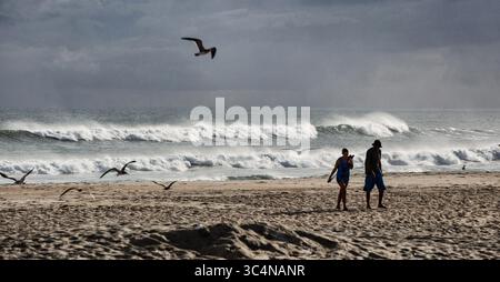 12 septembre 2018 - Atlantic Beach, NC, États-Unis - les amateurs de plage admirent le paysage sur Oak Island alors que l'ouragan Florence menace les Carolines le mercredi 12 septembre 2018. (Crédit image : © Travis long/Raleigh News & observer/TNS via ZUMA Wire) Banque D'Images