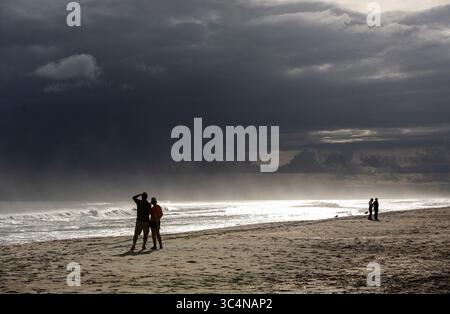 12 septembre 2018 - Atlantic Beach, NC, États-Unis - les amateurs de plage admirent le paysage d'Atlantic Beach, en Caroline du Nord, alors que l'ouragan Florence menace les Carolines le mercredi 12 septembre 2018. (Crédit image : © Travis long/Raleigh News & observer/TNS via ZUMA Wire) Banque D'Images
