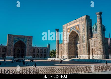 Architecture étonnante sur la place du Registan à Samarcande, Ouzbékistan Banque D'Images