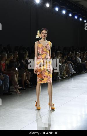12 septembre 2018 - New York, New York, États-Unis - septembre 2018 - New York, New York, États-Unis - Un mannequin sur la piste du défilé CHIARA BONI LA PETITE ROBE S/S 2019 RTW pendant la semaine de la mode de New York 2018. (Crédit image (c) Theano Nikitas/ZUMA Wire/ZUMAPRESS.com (crédit image : © Theano Nikitas/ZUMA Wire) Banque D'Images