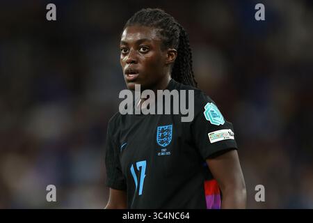 Genève, Suisse, 22 juillet 2025. Michelle Agyemang, de l'Angleterre, regarde lors de la demi-finale de l'Euro féminin Angleterre vs Italie féminine UEFA au stade de Geneve, Genève. Le crédit photo devrait se lire : Jonathan Moscrop / Sportimage Banque D'Images