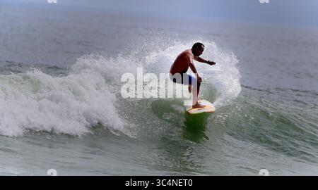 13 septembre 2018 - Juno Beach, Floride, États-Unis - Jamie Vignone, surfeur de Juno Beach, de Jupiter, Floride, profite du fort surf causé par l'ouragan Florence à l'approche des Carolines le jeudi 13 septembre 2018. (Crédit image : © Carline Jean/Sun Sentinel/TNS via ZUMA Wire) Banque D'Images