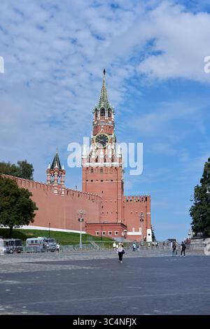 L'emblématique Tour Spasskaya avec sa célèbre horloge se dresse à l'entrée du Kremlin de Moscou depuis la place Rouge Banque D'Images