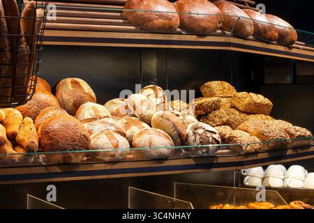 Différents types de pain dans une boulangerie Banque D'Images
