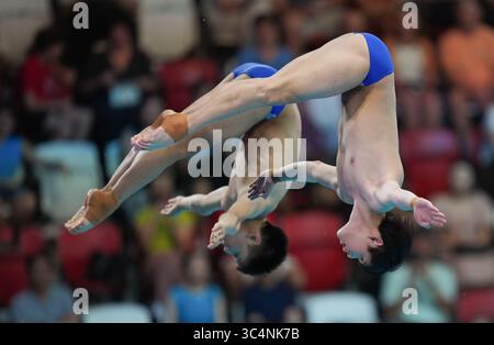 Singapour. 29 juillet 2025. Cheng Zilong/Zhu Zifeng (R), de Chine, concourent lors de la finale masculine de plongée en plate-forme synchronisée au 10m aux Championnats du monde de natation à Singapour, le 29 juillet 2025. Crédit : Wu Zhizun/Xinhua/Alamy Live News Banque D'Images