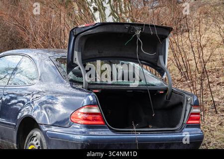 Petrvald, Tchéquie - 26 janvier 2024 : épave de Mercedes-Benz CLK Coupe W208 avec coffre ouvert après vol Banque D'Images