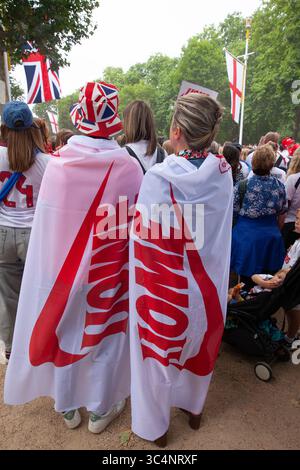 Londres, Royaume-Uni. 29 juillet 2025. Un défilé de victoire pour l'équipe de football des Lionesses d'Angleterre a été organisé pour célébrer leur victoire au tournoi Euro 2025. Les foules se sont rassemblées dans le Mall et l'équipe est passée dans un bus à toit ouvert avant une représentation festive devant Buckingham Palace. La foule comprenait des hommes, des femmes, des garçons et des filles et des personnes de toutes origines ethniques, religions et âges. Crédit : Anna Watson/Alamy Live News Banque D'Images