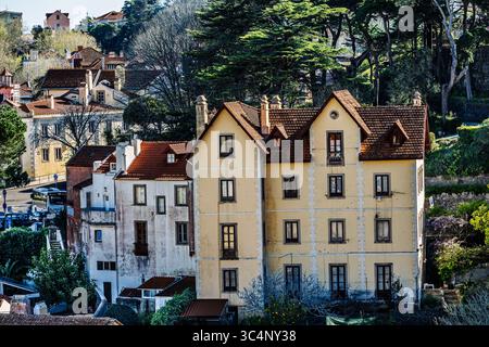 Sintra, Portugal—30 mars 2025. Une photo surplombant la belle ville et les maisons de Sintra au Portugal. Banque D'Images