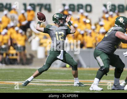 15 septembre 2018 - Waco, États-Unis - le quarterback Charlie Brewer (12 ans) de Baylor Bears passe la balle lors d'un match de football NCAA entre Baylor et Duke le samedi 15 septembre 2018 à Waco Texas. (Crédit image : © Scott Coleman/ZUMA Wire) Banque D'Images