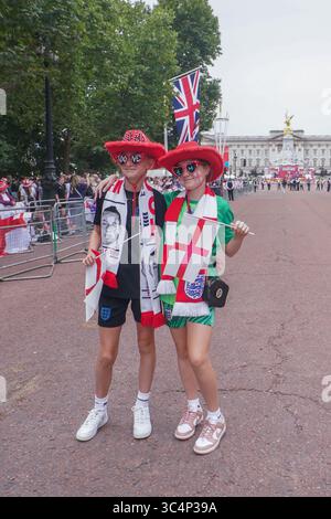 Londres 29 juillet 2025. De jeunes fans posent dans le Mall pour assister au défilé de victoire des lionnes d'Angleterre après avoir remporté les championnats de l'Euro 2025 à Bâle Suisse le dimanche 27 juillet .Amer Ghazzal/Alamy Live News Banque D'Images