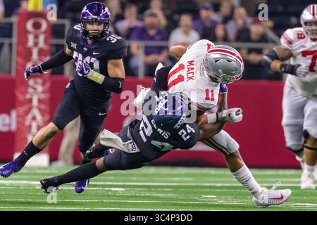 15 septembre 2018 - Arlington, Texas, États-Unis - Austin Mack (11), receveur des Buckeyes de l'Ohio State, est attaqué par Julius Lewis (24), cornerback de la TCU Horned Frogs, après une prise dans la première moitié du match entre les Buckeyes de l'Ohio State et les Horned Frogs de la TCU au AT&T Stadium d'Arlington, Texas. (Crédit image : © Scott Stuart/ZUMA Wire) Banque D'Images