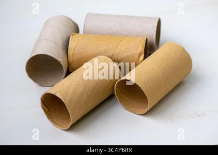 Beaucoup de noyaux de rouleaux de papier toilette vides et de tubes en carton. Hors papier, ces tubes en papier mettent en évidence la rareté et les déchets, parfaits pour le thème de la durabilité Banque D'Images