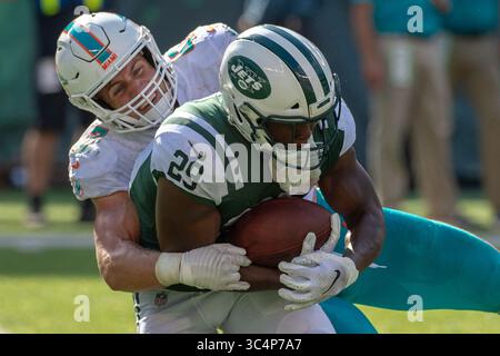 16 septembre 2018 - East Rutherford, New Jersey, États-Unis - KIKO ALONSO (47), linebacker des Miami Dolphins, attaquent BILAL POWELL (29) lors d'un match de saison régulière au MetLife Stadium à East Rutherford, NJ Les Dolphins de Miami battent les jets de New York 20 à 12. (Crédit image : © Mark Smith/ZUMA Wire) Banque D'Images