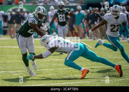 16 septembre 2018 - East Rutherford, New Jersey, États-Unis - New York jets Running Back BILAL POWELL (29) évite un tacle du cornerback des Miami Dolphins XAVIEN HOWARD (25) lors d'un match de saison régulière au MetLife Stadium à East Rutherford, NJ Les Dolphins de Miami battent les jets de New York 20 à 12. (Crédit image : © Mark Smith/ZUMA Wire) Banque D'Images