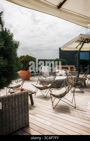 Restaurant sur le toit en été dans la campagne belge Banque D'Images