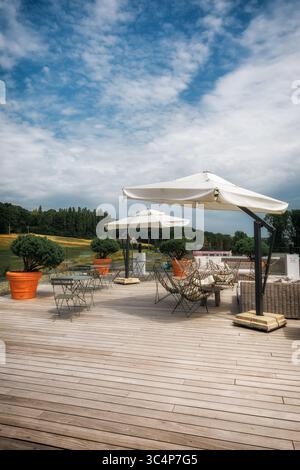 Restaurant sur le toit en été dans la campagne belge Banque D'Images