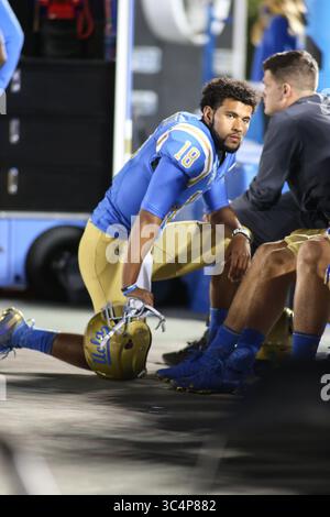 15 septembre 2018 Pasadena CA,..le quarterback des Bruins de l'UCLA Devon Modster (18) dans la zone des bancs pendant les Bulldogs de Fresno State vs Bruins de l'UCLA au Rose Bowl à Pasadena, CA. Le 15 septembre 2018 (photo de Jevone Moore)(image crédit : &copy ; Jevone Moore/CSM via ZUMA Wire) Banque D'Images