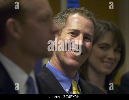 25 avril 2006 - Sacramento, Californie, États-Unis - le procureur fédéral principal dans l'affaire Hamid Hayat, S. Robert TICE-Raskin (cq), au centre, écoute le procureur des États-Unis McGregor Scott (cq) parler avec les médias après qu'un jury fédéral a déclaré Hayat, 23 ans, de Lodi, coupable de terrorisme mardi. Il a été reconnu coupable d'un chef d'appui matériel à des terroristes et reconnu coupable de trois chefs d'accusation d'avoir fait de fausses déclarations au FBI. À l'extrême droite se trouve le prosecteur Laura L. Ferris (cq). The Sacramento Bee/ Anne Chadwick Williams/ 25 avril 2006 (image crédit : © Anne Chadwick Williams/Sacramento Bee via ZU Banque D'Images