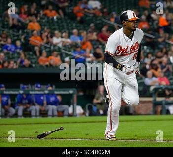 19 septembre 2018 : le joueur de droite #10 des Orioles de Baltimore Adam Jones court jusqu'à la première base lors d'un match de baseball de la ligue majeure entre les Orioles de Baltimore et les Blue Jays de Toronto à Camden Yards à Baltimore, MD. Justin Cooper/CSM (crédit image : &copy ; Justin Cooper/CSM via ZUMA Wire) Banque D'Images