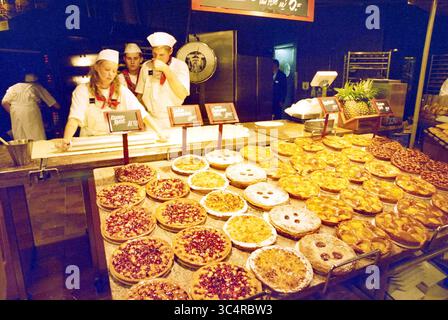 Bakery V&d, Haarlem, pays-Bas, 23-10-1995 Whizgle News, Dutch Desk, les pays-Bas, 1950-2000 Une scène boulangère animée avec une gamme de tartes fraîchement préparées sur un comptoir, avec des chefs en uniformes blancs engagés dans la préparation en arrière-plan. L'exposition dynamique comprend des tartes aux fruits et divers styles de pâtisserie, créant une atmosphère accueillante remplie de l'arôme des produits de boulangerie. Banque D'Images