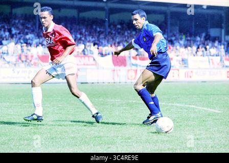 AZ - Telstar, 19-08-1995 Whizgle News, Dutch Desk, pays-Bas, 1950-2000 deux joueurs de football sont engagés dans un match intense, l'un dribble le ballon tandis que l'autre est en poursuite. L'arrière-plan est rempli d'une foule acclamée, ajoutant à l'excitation du jeu. Banque D'Images