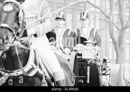 Visite d'État de trois jours du roi Juan Carlos d'Espagne et de la reine Sophie. Juan Carlos, Reine Juliana et Princesse Beatrix dans un landau ouvert., Amsterdam, pays-Bas, 19-03-1980 Whizgle News, Dutch Desk, pays-Bas, 1950-2000 procession cérémonielle mettant en vedette des individus élégamment habillés au sommet d'un cheval, avec des détails tels que des uniformes ornés et des chapeaux traditionnels, à côté d'une majestueuse calèche. La scène transmet un sens de tradition et de formalité, soulignant la splendeur de l'occasion. Banque D'Images