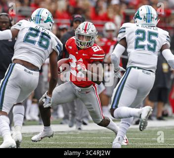 22 septembre 2018 - Columbus, OH, USA - le receveur Parris Campbell (21) de l'Ohio State Wide cherche un parcours contre les défenses de Tulane Thakarius Keyes (26) et Safety Will Harper (25) au deuxième quart-temps au stade Ohio à Columbus, Ohio, le samedi 22 septembre 2018. Ohio State Won, 49-6. (Crédit image : © Eric Albrecht/Columbus Dispatch/TNS via ZUMA Wire) Banque D'Images