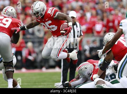 22 septembre 2018 - Columbus, OH, USA - Ohio State Running Back Mike Weber (25) saute sur la défense de Tulane au premier quart-temps au stade Ohio à Columbus, Ohio, le samedi 22 septembre 2018. Ohio State Won, 49-6. (Crédit image : © Brooke LaValley/Columbus Dispatch/TNS via ZUMA Wire) Banque D'Images